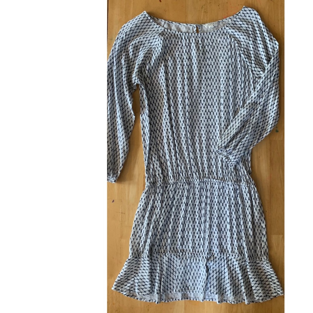 Short blue and white patterned dress
